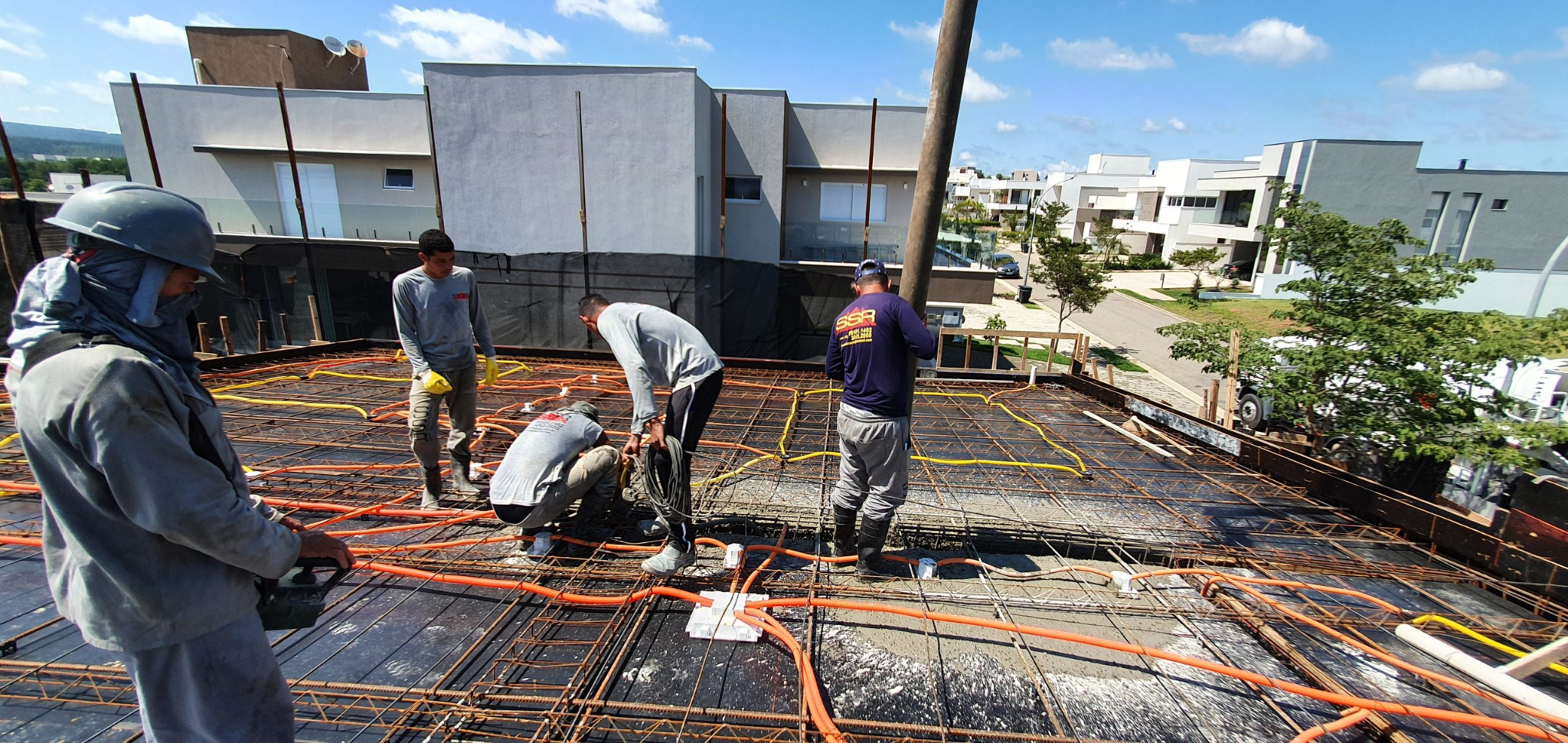 Equipe da SSR Construções executando uma obra